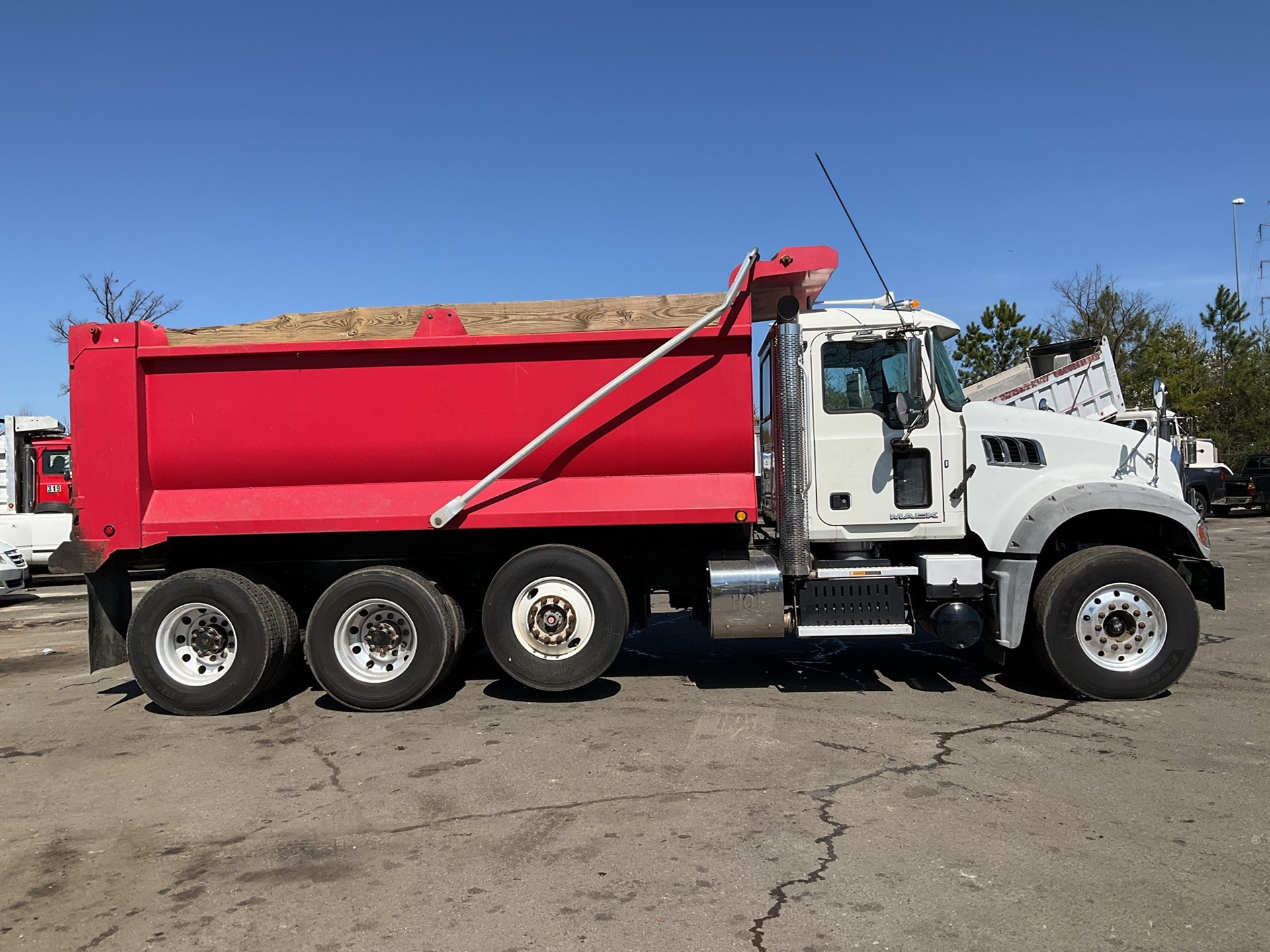 2017 Mack GU713